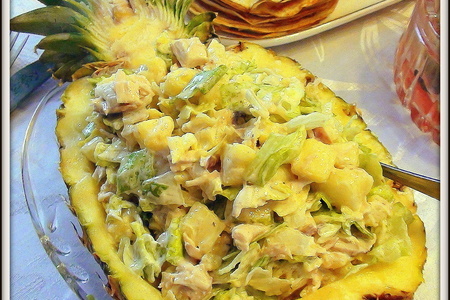 Фото к рецепту: Салат с ананасом и курицей.