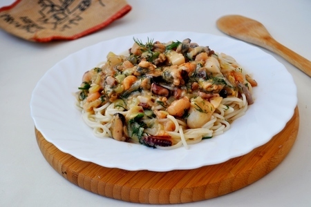 Фото к рецепту: Спагетти с морепродуктами. быстро, просто, вкусно!