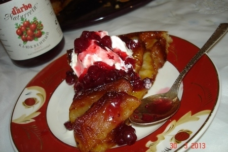 Фото к рецепту: Тарт татeн - французский перевернутый яблочный пирог с клюквенным соусом darbo и пломбиром.