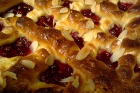 Фото к рецепту: Пирог из сдобного теста с творожно-яблочно-ягодной начинкой и булочки