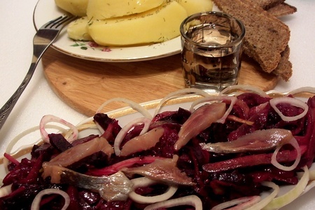 Фото к рецепту: Салат из маринованной свеклы с сельдью и пикантной заправкой.