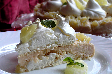 Фото к рецепту: Торт-безе с ананасами и кокосовым заварным кремом