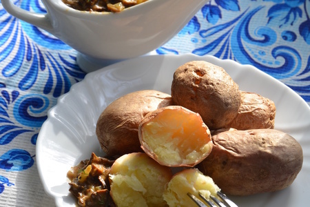 Фото к рецепту: Картофель за 10 мин с грибным соусом