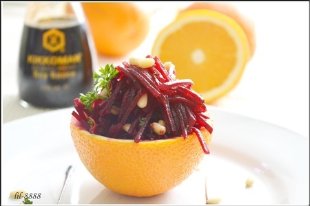 Фото к рецепту: Салат из свеклы с апельсиновой заправкой, соевым соусом и кедровыми орешками.