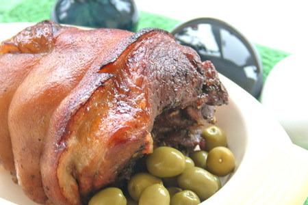 Фото к рецепту: Поркетта домашняя (свинина запеченная с розмарином и тимьяном)