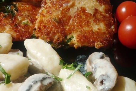 Фото к рецепту: Куриное филе в панировке и ньокки в чесночно-грибном соусе 