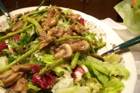 Фото к рецепту: Теплый салат со спаржей и грибами