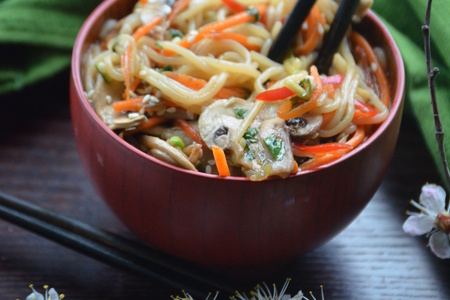 Фото к рецепту: Рисовая лапша с грибами и овощами