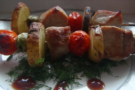 Шашлычки из свинины с картофелем, помидорками-черри и оливками в соевом соусе