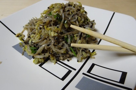 Фото к рецепту: Корейский салат с ростками фасоли