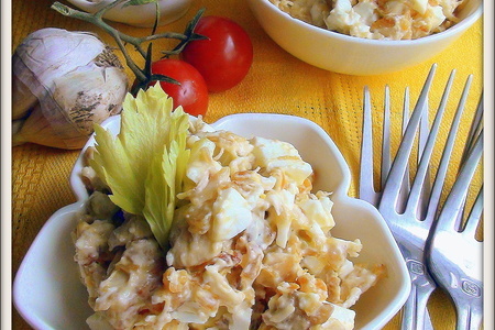 Фото к рецепту: Салат с курицей, яйцом и сельдереем.