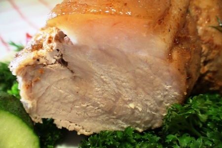Маринованная свинина, запеченная в ржаном тесте.