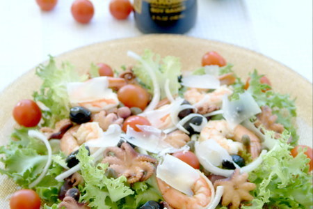 Фото к рецепту: Салат из морепродуктов с черри и пармезаном