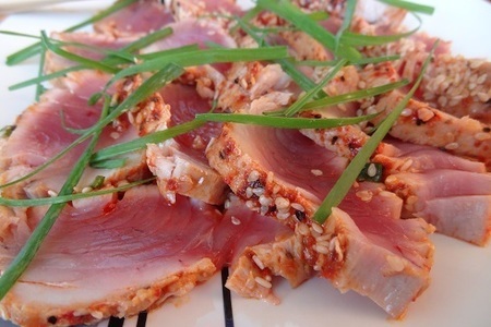 Фото к рецепту: Охлажденный тунец с имбирем