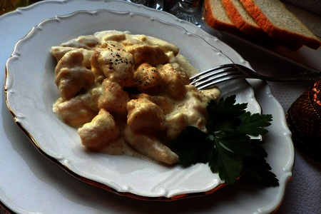 Фото к рецепту: Фрикасе из куриного филе со сметанойф