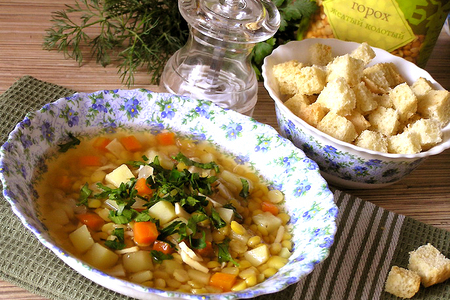 Фото к рецепту: Гороховый суп с копченым кальмаром