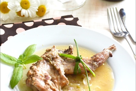 Фото к рецепту: Кролик, маринованный в соевом соусе с травами