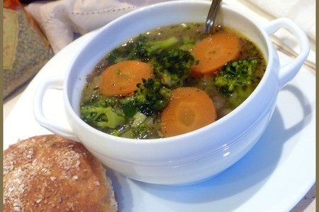 Фото к рецепту: Суп "весенний минестроне" с зелёной чечевицей