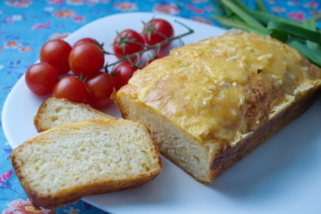 Фото к рецепту: Пивной хлеб с луком и сыром