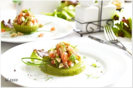 Салат с кальмарами на огуречном желе.
