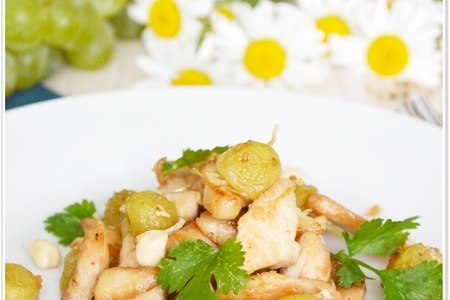 Фото к рецепту: Теплый салат из курицы и карамелизированного винограда для именинницы наташеньки (mama tasi)