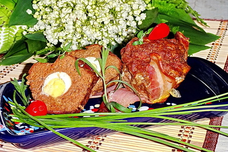 Фото к рецепту: Мясные кексы с чечевичной мукой, перепелиными яйцами и жгучим перцем
