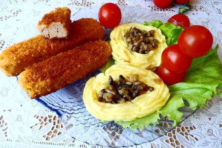 Фото к рецепту: Рыбные палочки с картофелем и грибами.