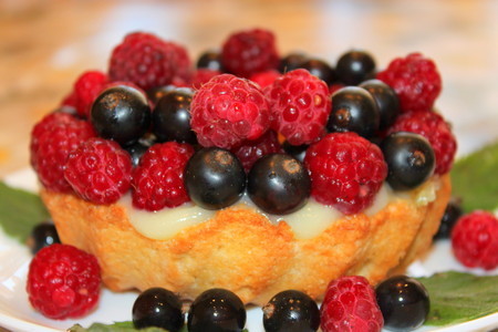 Фото к рецепту: Пирожные с заварным кремом и ягодами