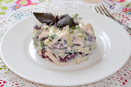 Фото к рецепту: Салат с фасолью и сыром.