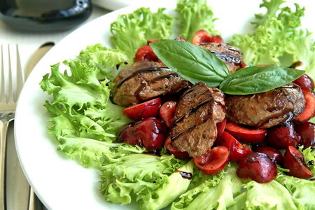 Фото к рецепту:  салат из куриной печени с черешней