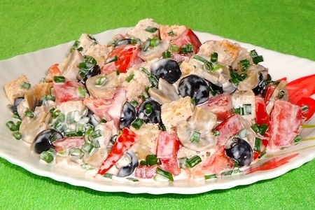 Фото к рецепту: Хлебный салат "нотка италии" фм "ужин за 150 рублей!"