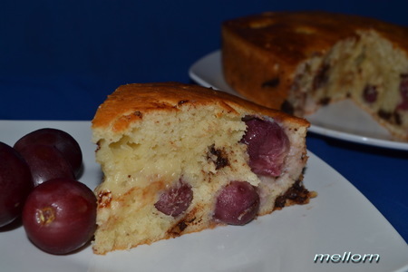 Фото к рецепту: Йогуртовый пирог с виноградом и шоколадом