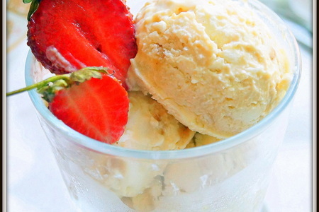 Фото к рецепту: Сливочное мороженое с карамельным соусом.