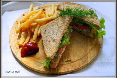 Фото к рецепту: Сэндвич с рыбным салатом. домашний фаст фуд.