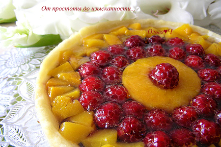 Фото к рецепту: Малиновый пирог с персиком и вишней