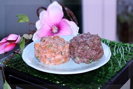 Фото к рецепту: Тартар из лосося и тунца с каперсами и шнитт-луком