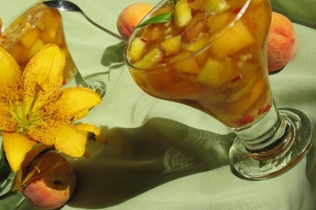 Желе из персиков и абрикос в шампанском с имбирем и перцем-чили