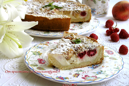 Фото к рецепту: Нежнейший пирог с персиком и малиной