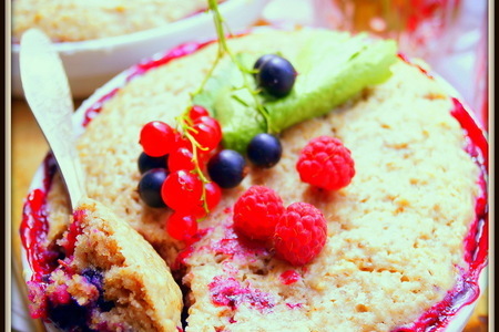 Фото к рецепту: Черносмородиновый коблер. пирог «вверх ногами» с чёрной смородиной и ягодный чай.