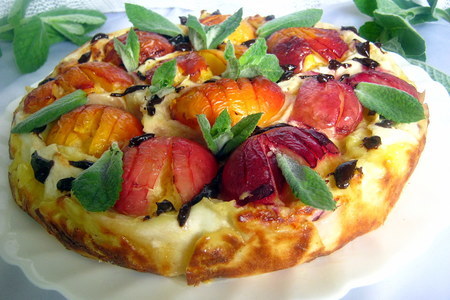 Фото к рецепту: Заливной пирог из лаваша с творогом и нектаринами