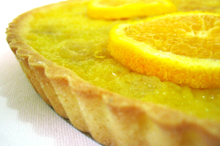 Фото к рецепту: Солнечная кростата с ананасово-апельсиновой начинкой