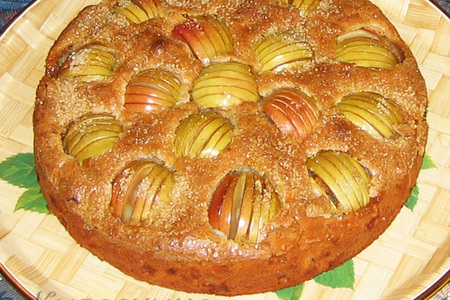 Яблочный бисквитный пирог