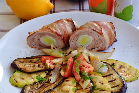 Фото к рецепту: Свиная отбивная в беконе, фаршированная луком-пореем с овощами-гриль