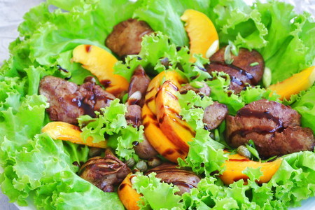 Фото к рецепту:  салат из куриной печени с персиками