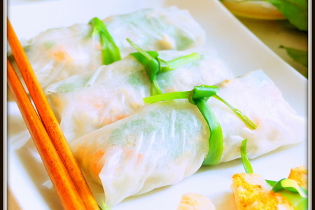 Фото к рецепту: Нэм куан или «сырой» ролл из рисовой бумаги с креветками и салат в азиатском стиле.