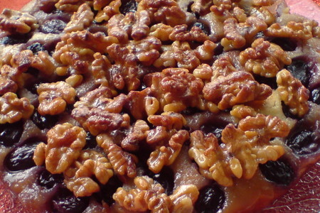 Фото к рецепту: Пирог с виноградом и орехами