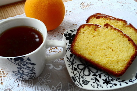 Фото к рецепту: Простой апельсиновый кекс к чаю.