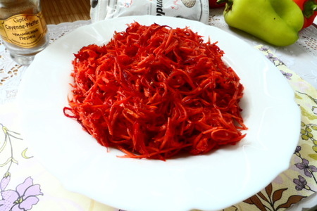 Фото к рецепту: Свекольно-морковный салат(как бы по-корейски)