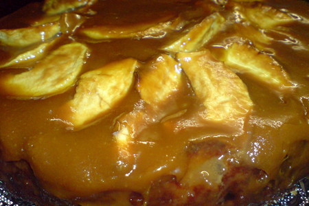 Фото к рецепту: Пирог яблочный с курагой и карамелью