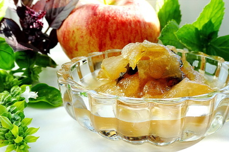 Фото к рецепту: Варенье из яблок с мятой и базиликом